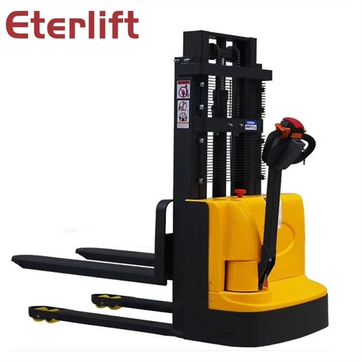 Täysin sähkökäyttöinen straddle stacker